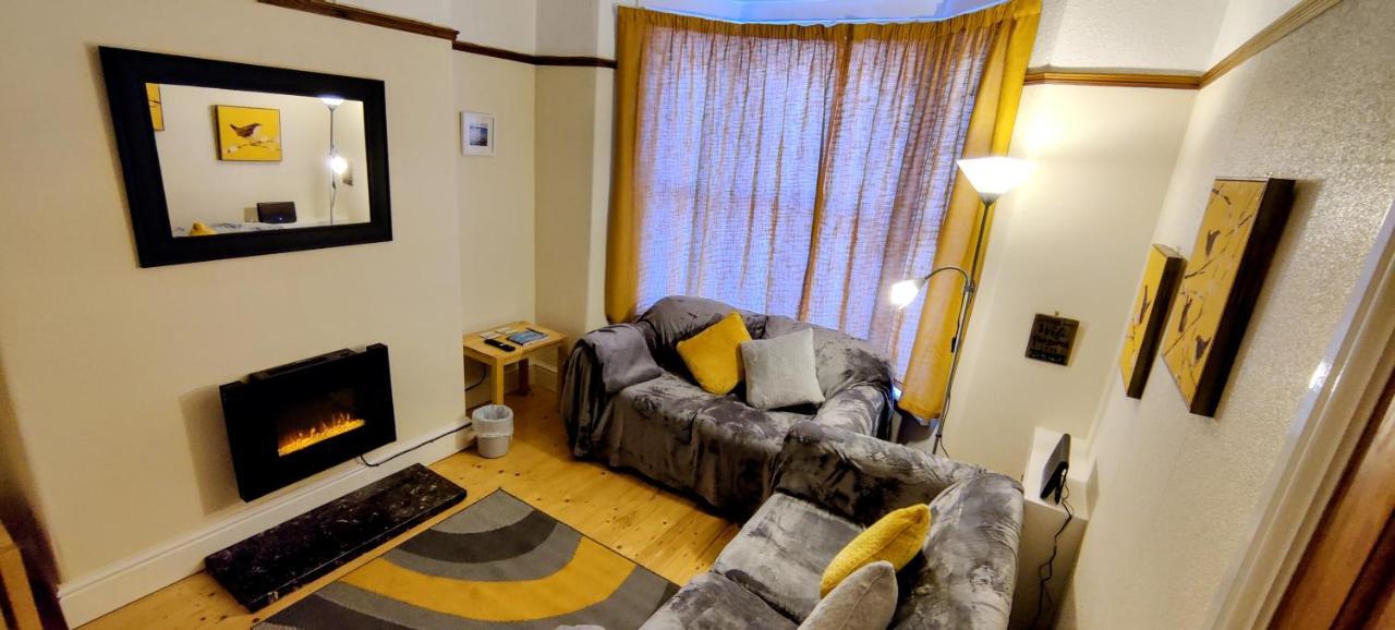 Rhubarb Terrace On The Coast - Sleeps 1-6 Villa Colwyn Bay Exterior photo